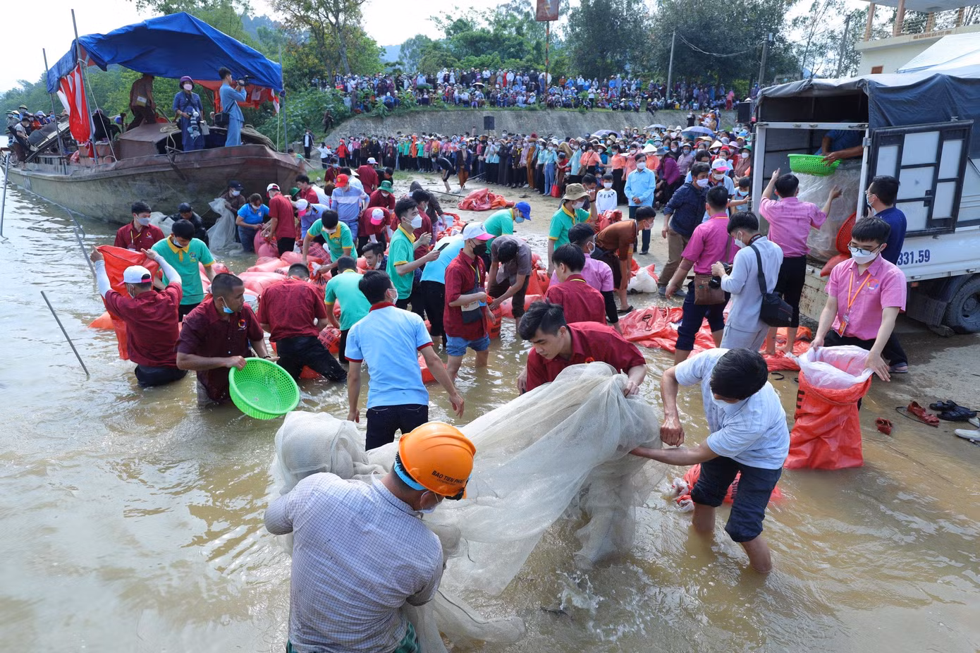 Đây là hoạt động được chùa tổ chức thường niên, có sự kết hợp và hỗ trợ của Lữ đoàn công binh 414 về phà, bè, thuyền. Tuy nhiên, đây là số lượng cá được thả xuống sông Lam lớn nhất từ trước tới nay.