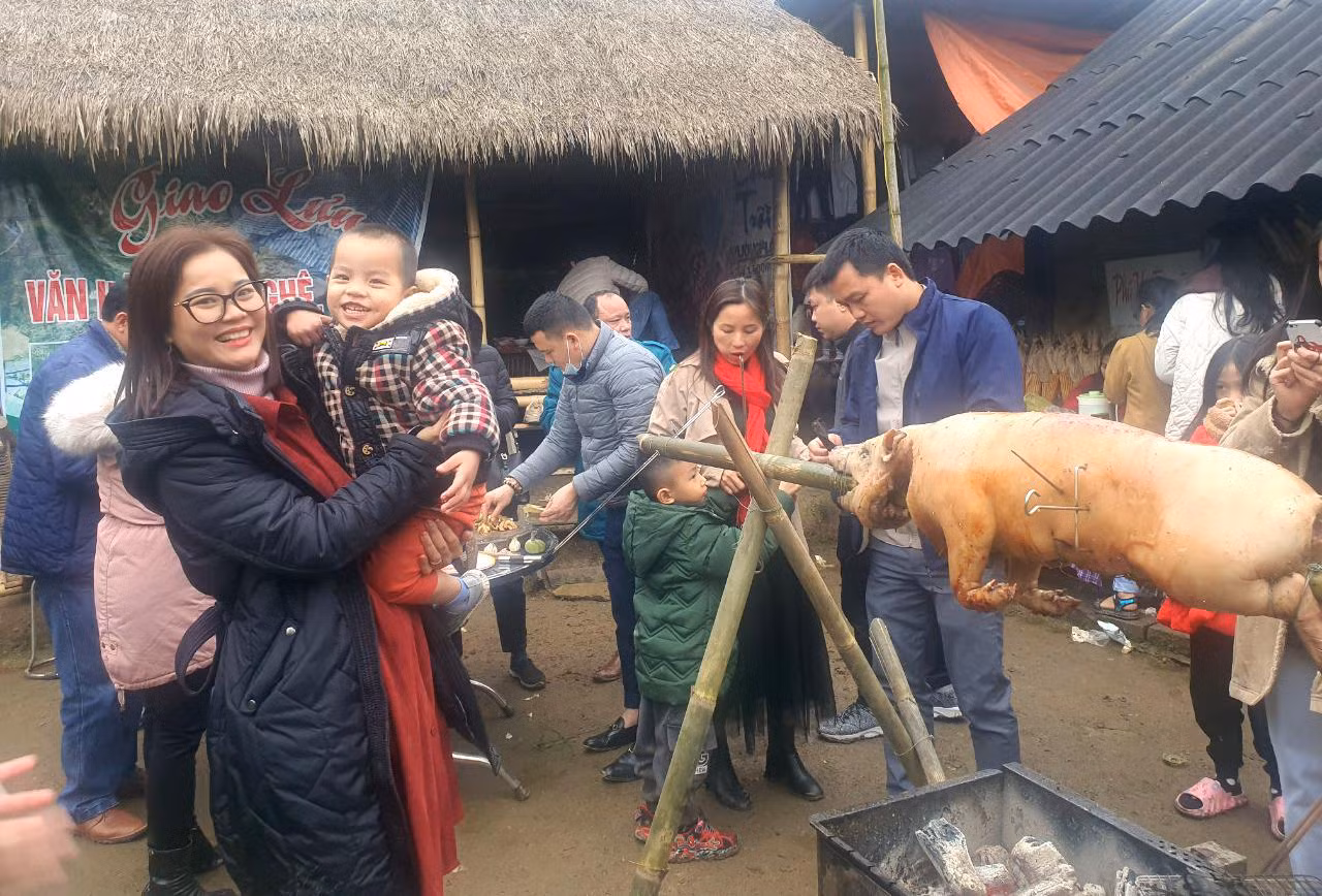 Du khách thích thú trải nghiệm ẩm thực của người H’Mông. Du khách thích thú trải nghiệm ẩm thực của người H’Mông.