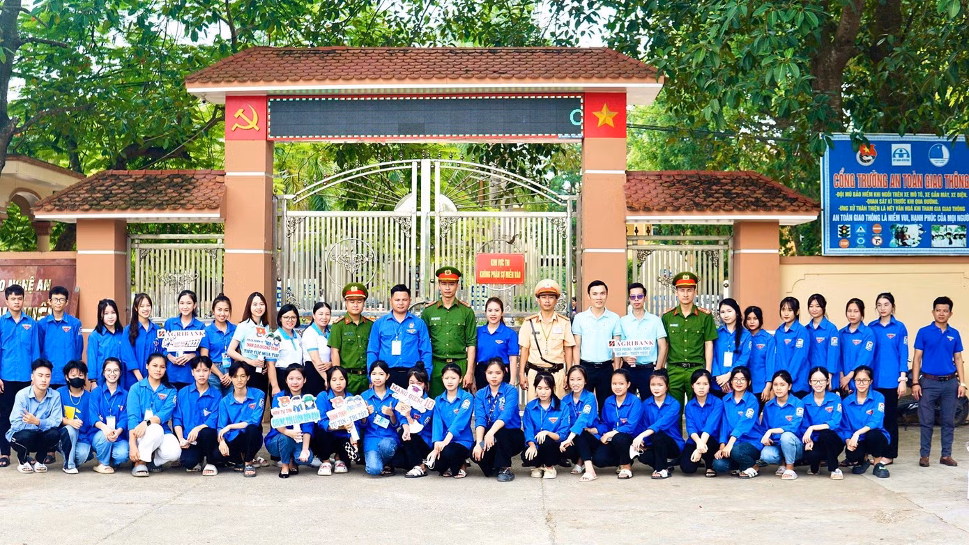 Hai ngày qua, hơn 2.700 thanh niên tình nguyện tỉnh Nghệ An đã sôi nổi, nhiệt tình thực hiện các chương trình tiếp sức mùa thi, hỗ trợ các thí sinh tham dự kỳ thi tốt nghiệp THPT 2023 một cách tốt nhất.