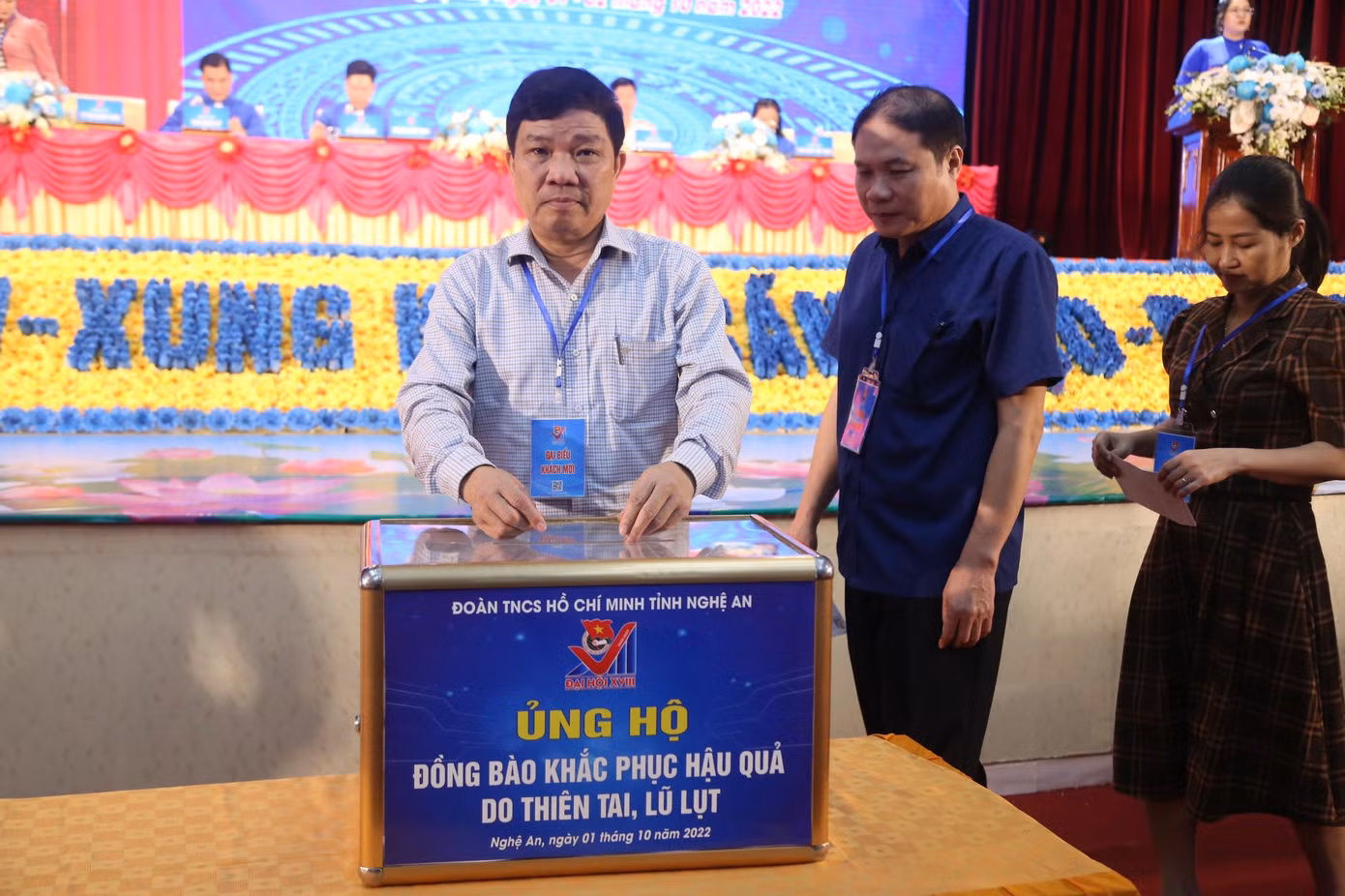 Ông Hoàng Đình Tuấn - Phó Trưởng ban Dân vận Tỉnh ủy Nghệ An ủng hộ đồng bào bị ảnh hưởng bởi lũ lụt.