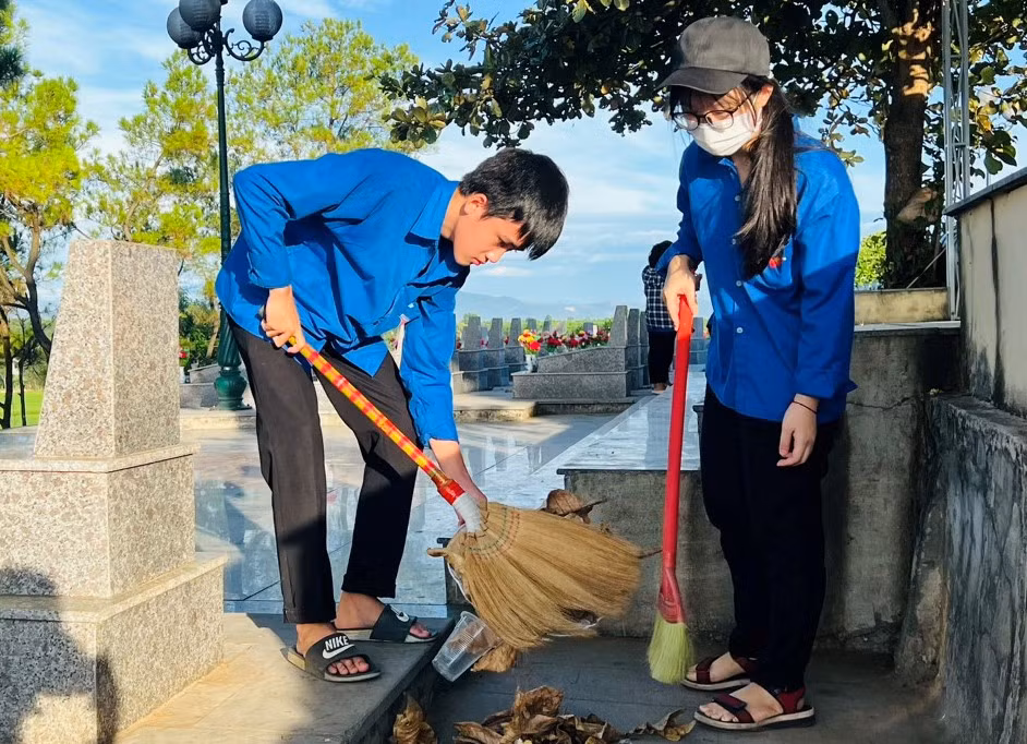 Ra quân vệ sinh môi trường, chỉnh trang Đài tưởng niệm liệt sĩ trên địa bàn xã, phường...