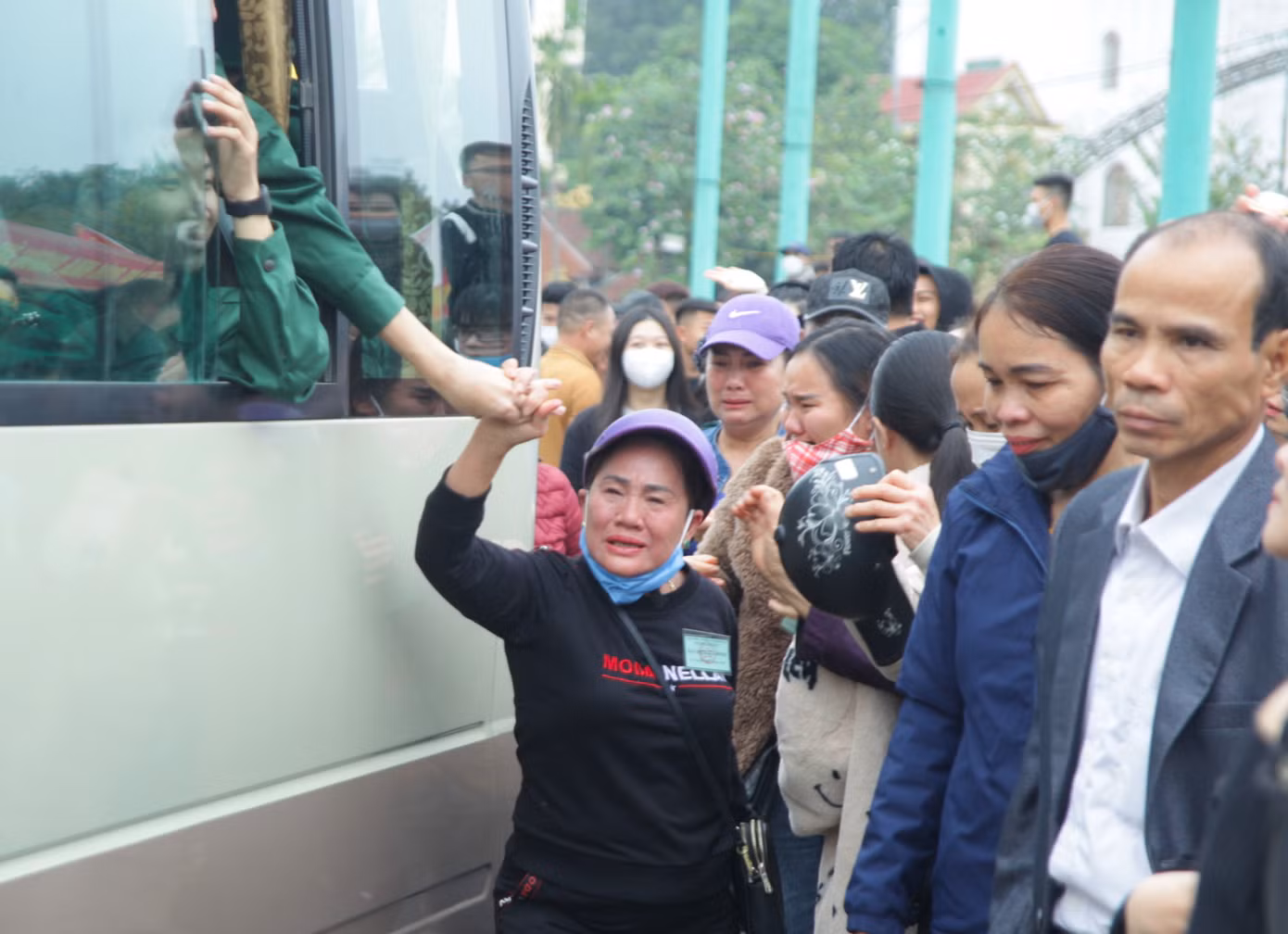Xe chuyển bánh, nhiều người vẫn chạy theo nắm tay người thân.