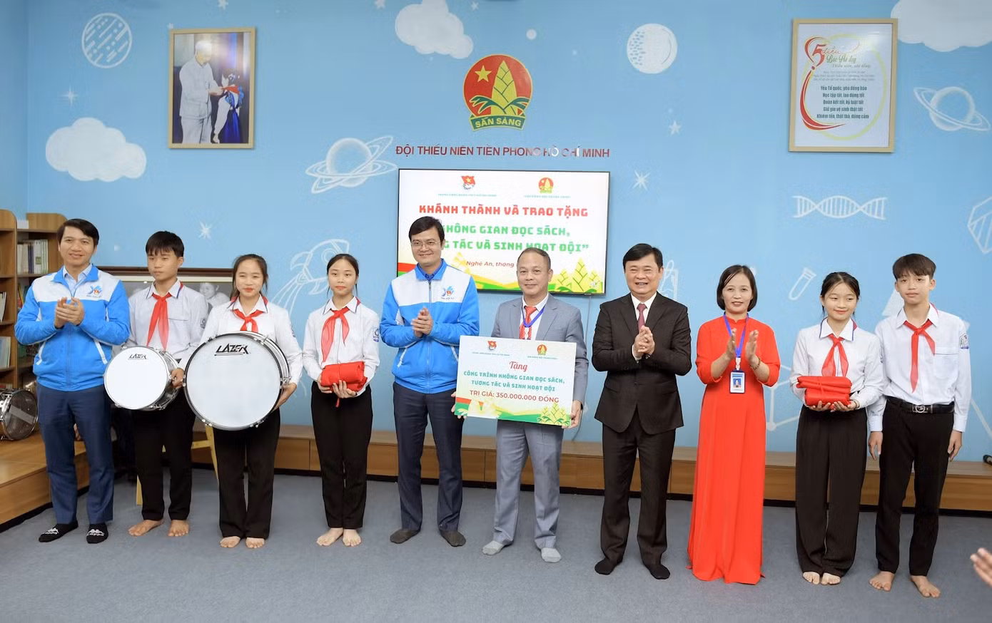 Ông Thái Thanh Quý - Bí thư Tỉnh ủy Nghệ An; Anh Bùi Quang Huy - Bí thư thứ nhất T.Ư Đoàn; Anh Nguyễn Ngọc Lương - Bí thư thường trực T.Ư Đoàn, Chủ tịch Hội LHTN Việt Nam trao tặng Công trình không gian đọc sách, tương tác và sinh hoạt đội cho trường THCS Nam Thanh.