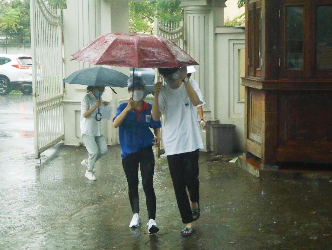 Khắp các điểm thi, tràn ngập hình ảnh màu áo xanh tình nguyện dùng ô che mưa cho thí sinh.