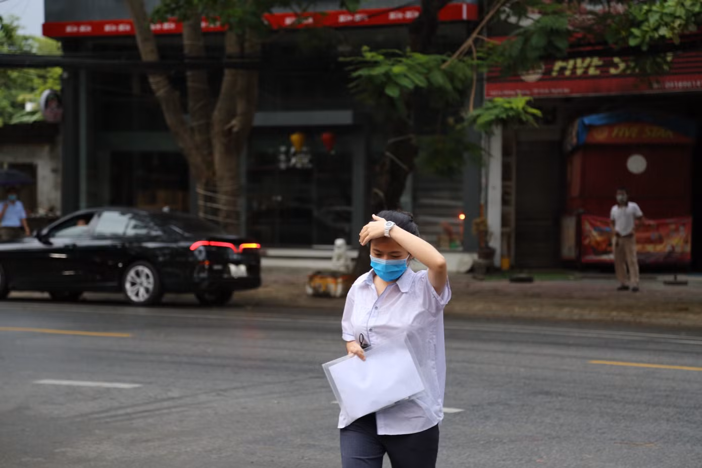 Một thí sinh được phụ huynh kịp đưa đến điểm thi ngay sát giờ quy định vào phòng thi.