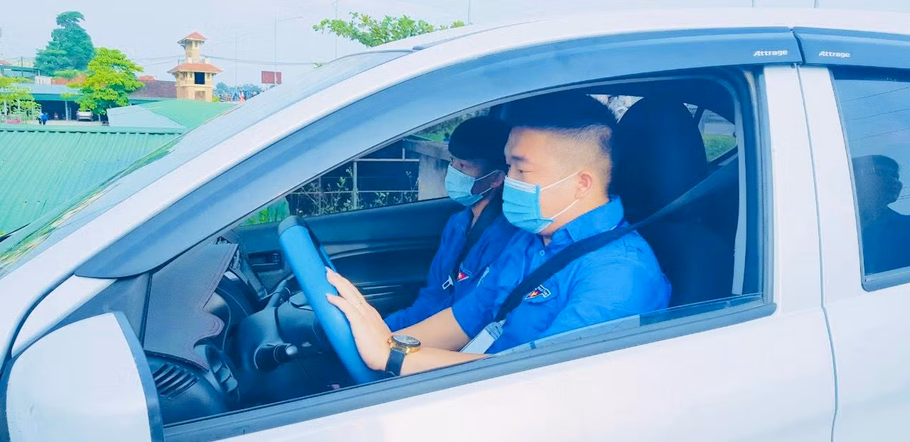 Anh Nguyễn Đình Thế - Bí thư Đoàn xã Thanh Thủy đưa thí sinh về nhà để lấy giấy tờ. "Tinh thần xung kích tình nguyện, ý thức trách nhiệm vì cộng đồng của tuổi trẻ Thanh Thủy nói chung, Huyện Đoàn Thanh Chương sẽ góp phần cho Kỳ thi tuyển sinh vào lớp 10 trên địa bàn huyện được diễn ra an toàn, hiệu quả, để các thí sinh có sự an tâm nhất, bình tĩnh thực hiện tốt bài thi của mình", anh Thế chia sẻ.