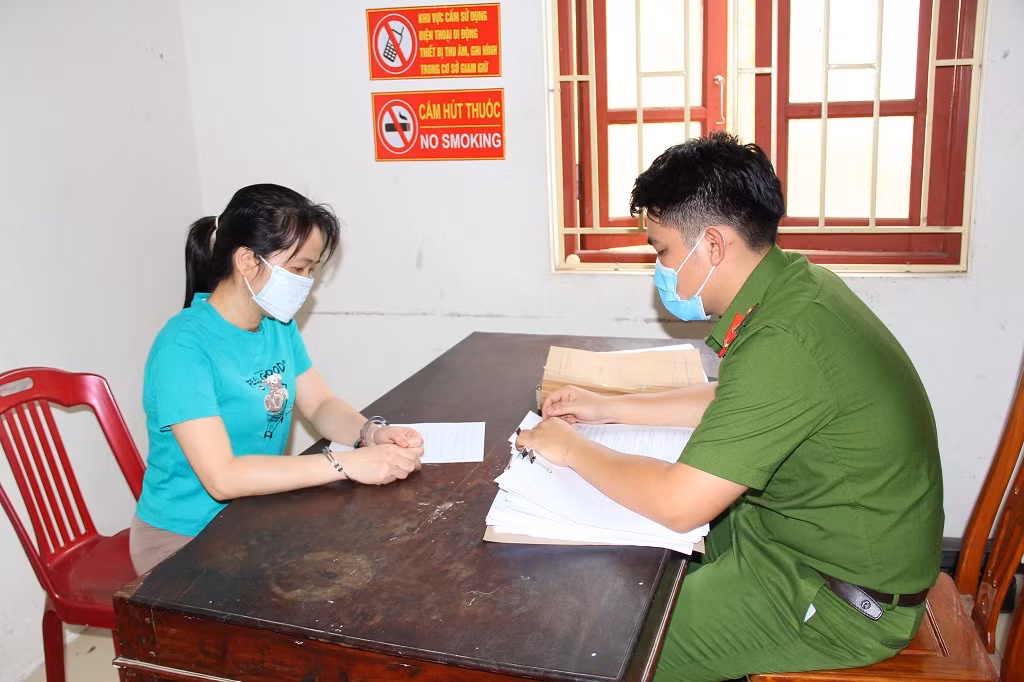 Công an làm việc với các đối tượng trong đường dây lô đề.