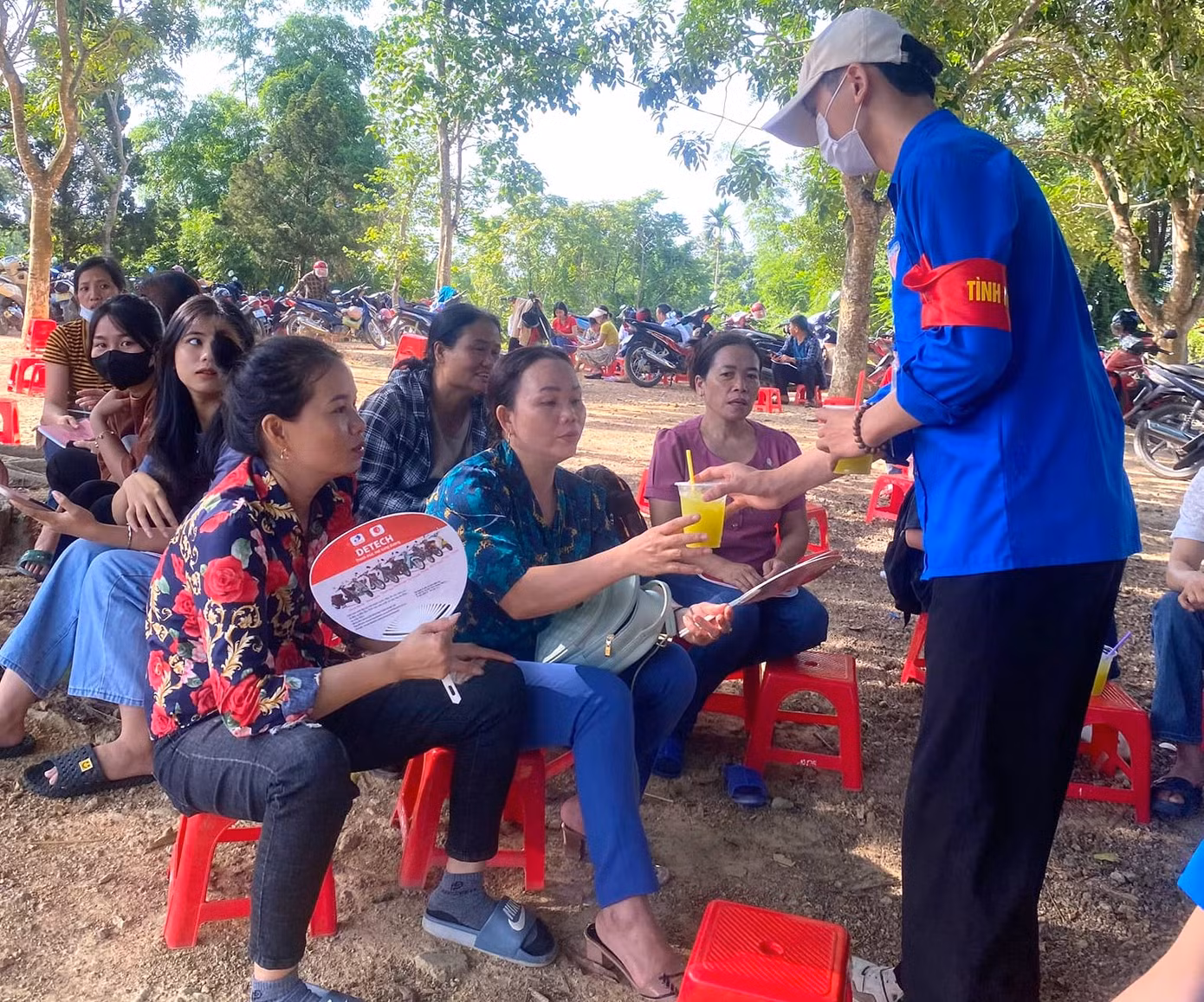 Không chỉ trao tặng thí sinh, những cốc nước mía mát lạnh còn được trao tặng các phụ huynh ngồi chờ ngoài cổng trường.