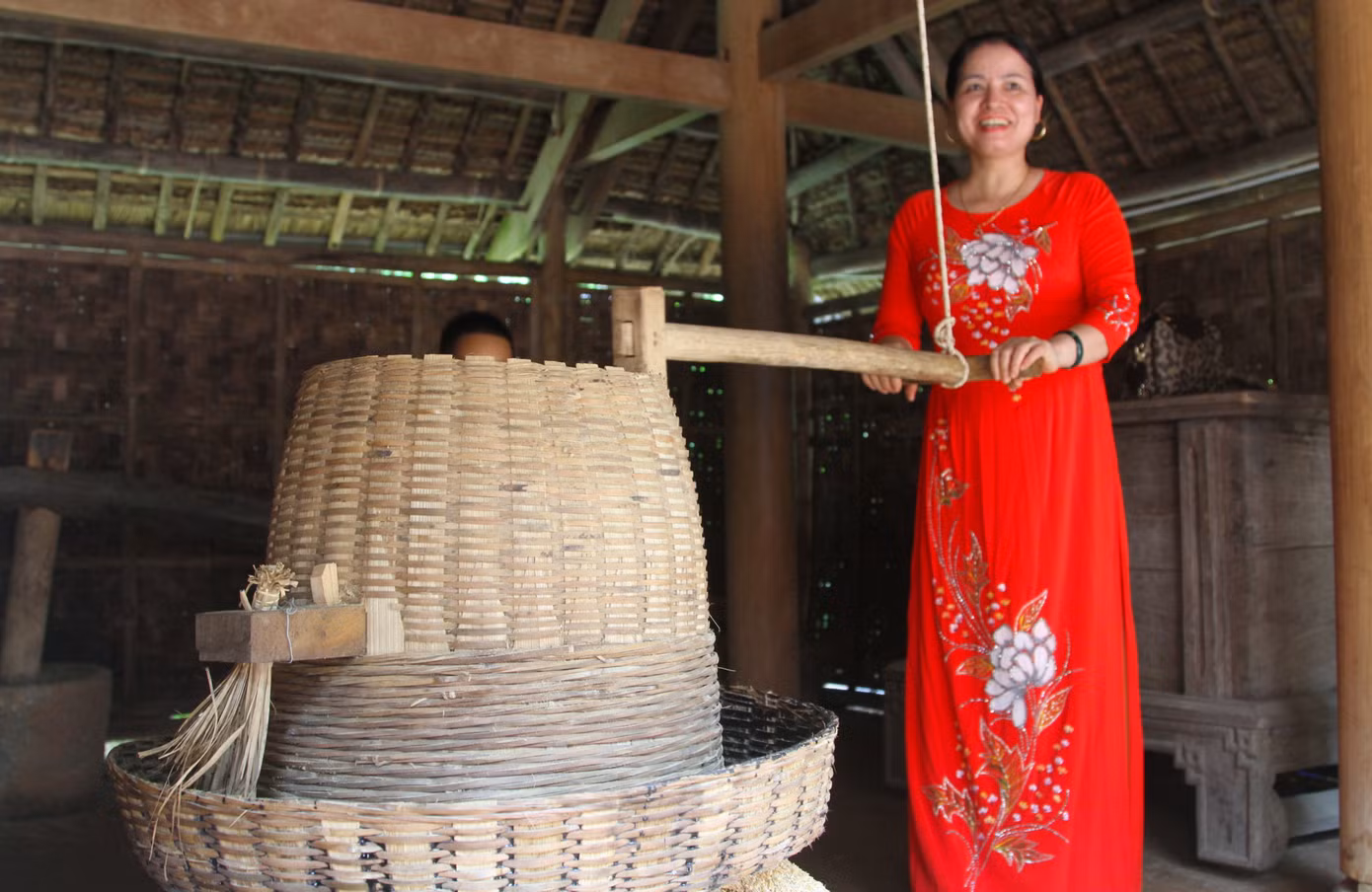 Ban quản lý đã đặt một chiếc cối xay làm từ gỗ, tre và những thúng lúa trong nhà sàn để du khách đến và trải nghiệm công việc xay lúa.
