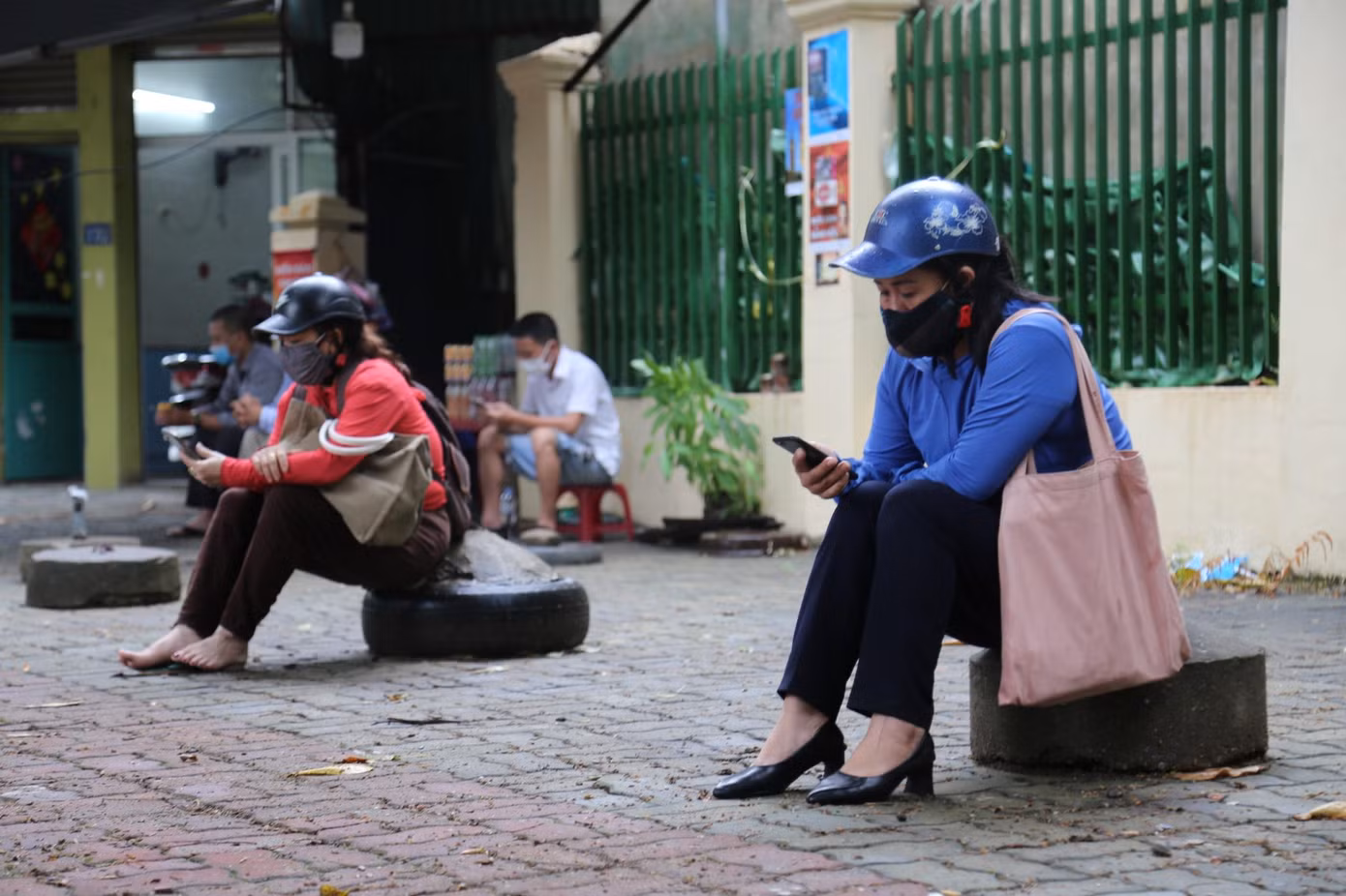 Phụ huynh giữ khoảng cách, đeo khẩu trang, thực hiện nghiêm công tác phòng chống dịch COVID-19.