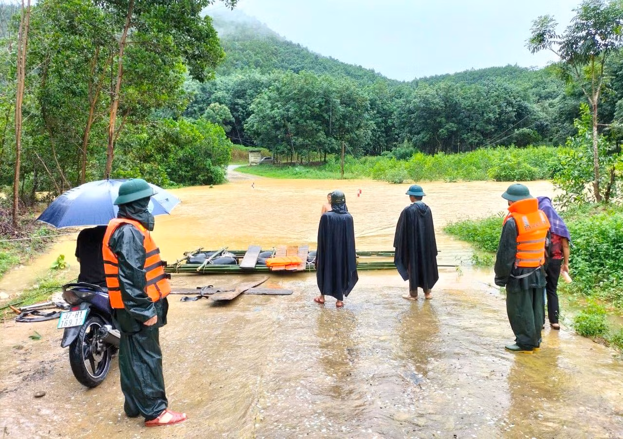 Bộ đội Đồn Biên phòng Phúc Sơn (huyện Anh Sơn) túc trực tại các điểm cầu tràn, hỗ trợ người dân đi qua điểm bị ngập nước an toàn.