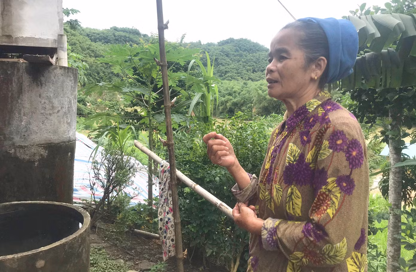 Bà Lộc Thị Diễn (trú bản Bủng Xát) cho biết, suốt 1 năm qua, gia đình bà đã nhiều lần phải chạy đi sơ tán vì sợ núi lở. “Ở nhờ nhiều lắm cũng phiền gia đình họ, quay về thì không yên tâm, nhưng chẳng biết làm sao được”, bà Diễn nói.