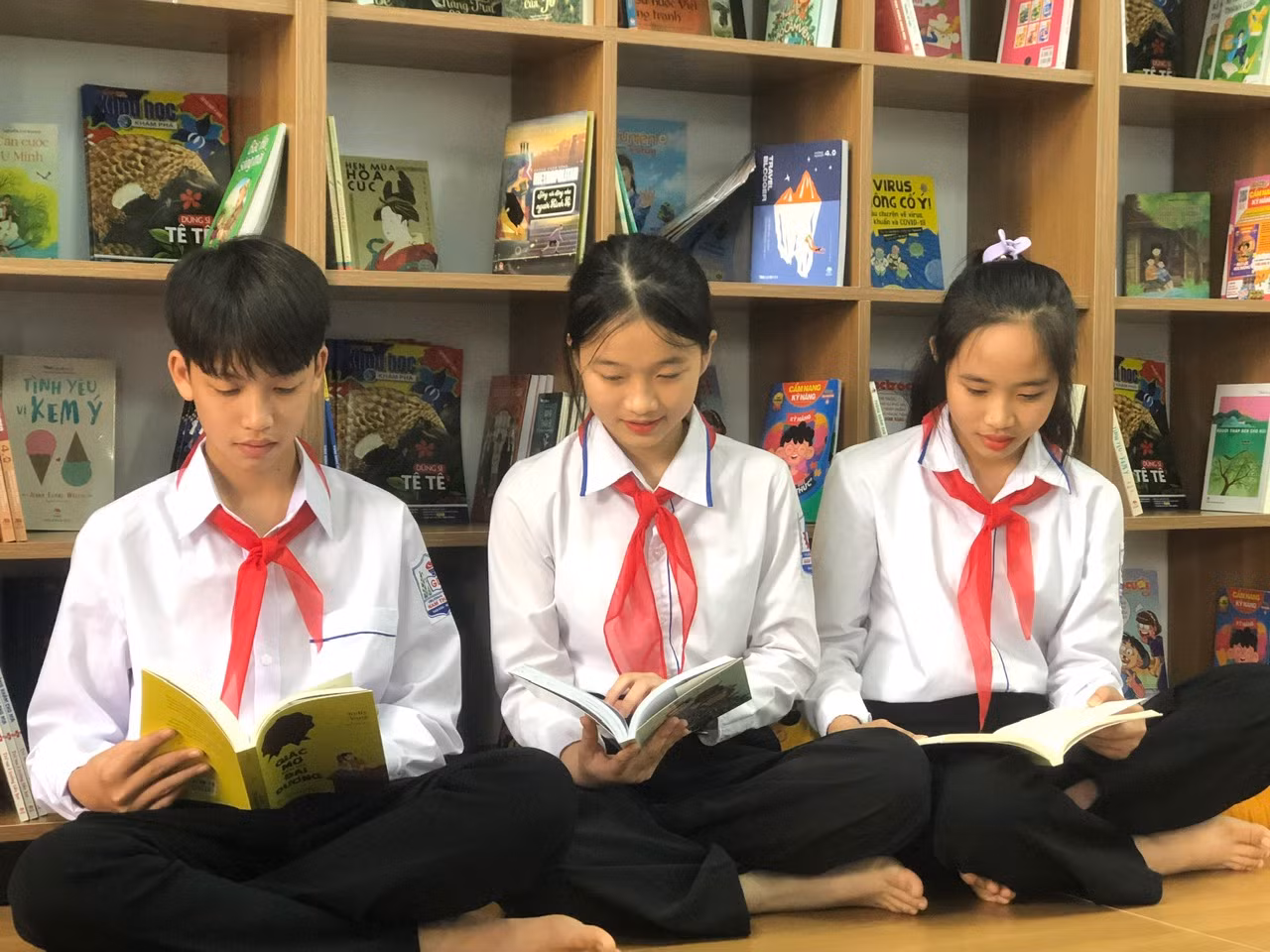 Em Phan Văn Công - học sinh lớp 9B, Trường THCS Nam Thanh chia sẻ niềm vui, háo hức và vinh dự khi được đón Chủ tịch Quốc hội Vương Đình Huệ về thăm trường. “Không gian đọc sách rất thoáng mát, đẹp, có nhiều sách phong phú, đa dạng. Em sẽ đến đây đọc sách và tham khảo những tài liệu mà em chưa biết để mở mang kiến thức, hiểu biết và làm đẹp thêm tâm hồn của mình.