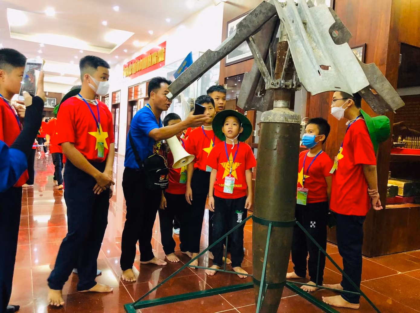 Các em sẽ được học chương trình tập trung rèn luyện các kỹ năng nổi bật như: kỹ năng giao tiếp, nói chuyện trước công chúng, kỹ năng phòng tránh cháy nổ, kỹ năng thoát hiểm, kỹ năng phòng tránh đuối nước; nâng cao các hoạt động nhóm, teambuilding, đẩy mạnh các hoạt động thực hành như kỹ năng làm bánh, pha chế đồ uống,...
