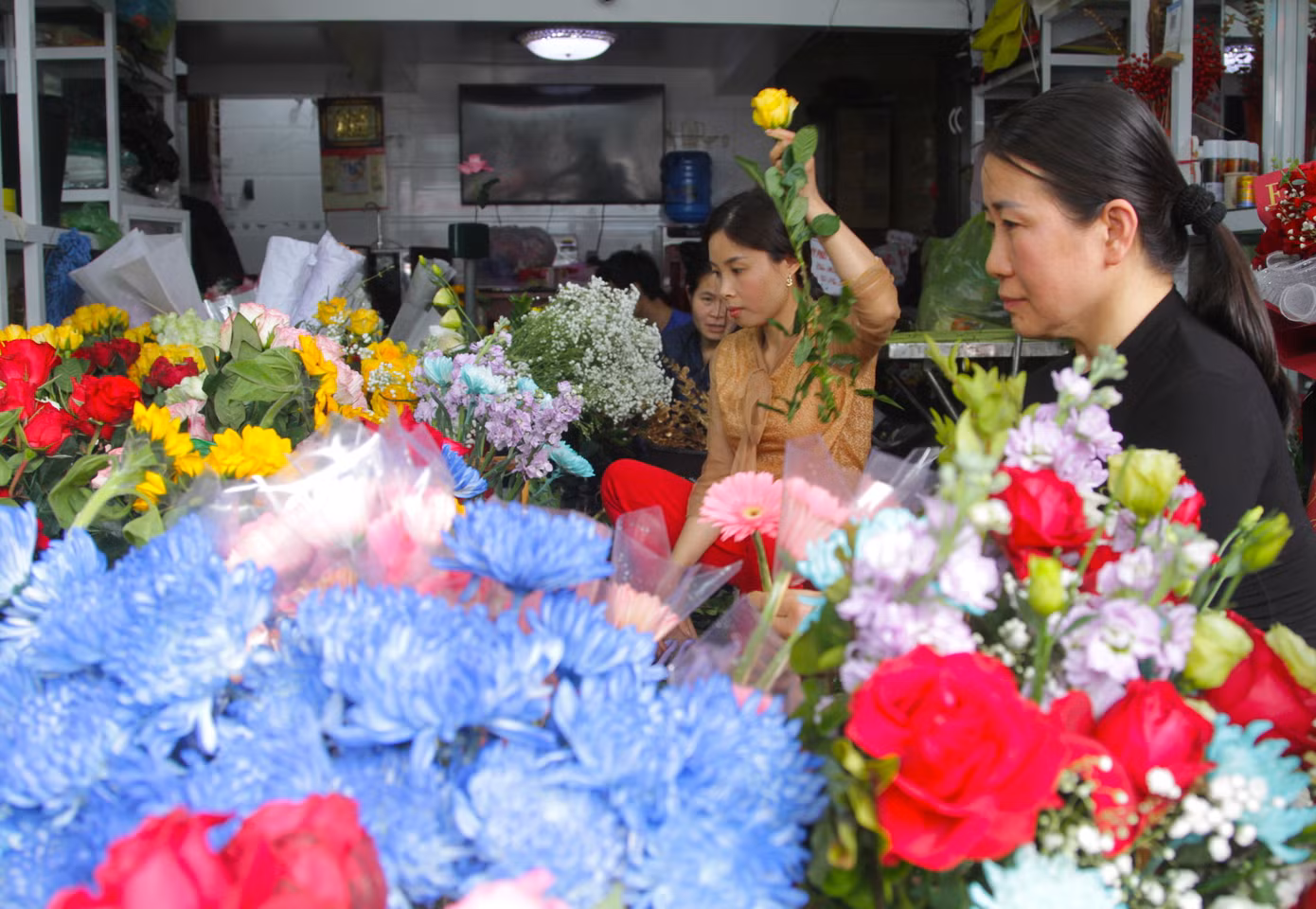Dịp lễ nên hoa bán chạy hơn ngày thường, shop hoa Việt Hằng phải thuê hơn chục nhân công về cắm hoa, thuê 2 người để chạy ship giao hoa cho khách. "Hoa đắt nhưng khách quen nên bán nhiều. Dịp này ngoài cắm hoa còn phải in các bảng biển cắm vào hoa để tặng. Chỉ một buổi cửa hàng tôi đã bán được hơn 100 bó hoa. Ngày thường thì được chục bó", chị Thỏa, nhân viên cắm hoa của cửa hàng chia sẻ.