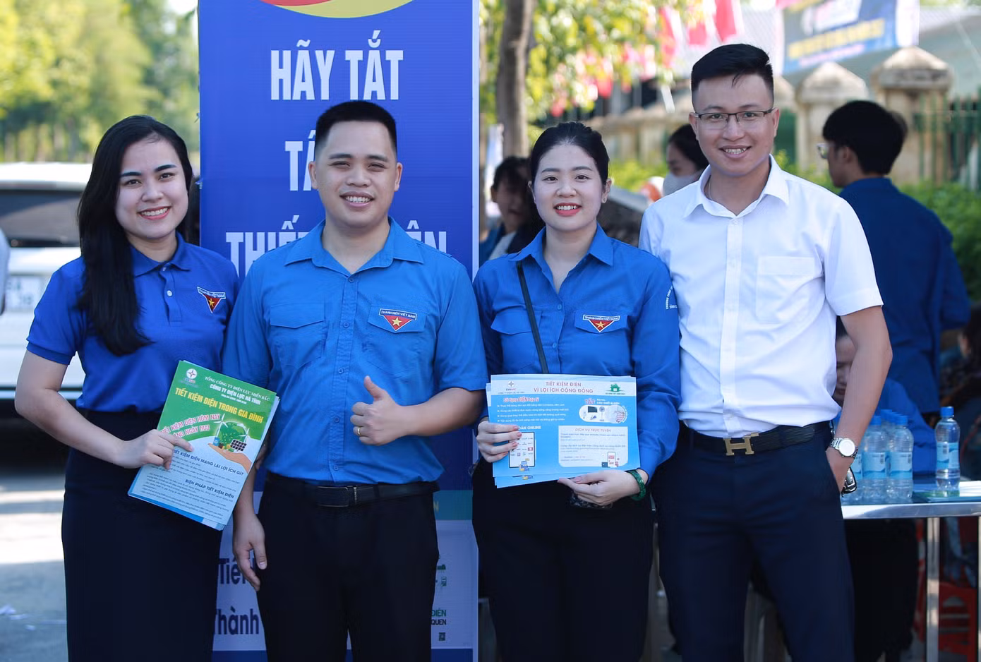 Dù công việc mệt nhọc đến đâu những nụ cười cũng luôn rạng ngời trên môi các bạn thanh niên tình nguyện trong mùa thi. Ảnh: Đức Phúc
