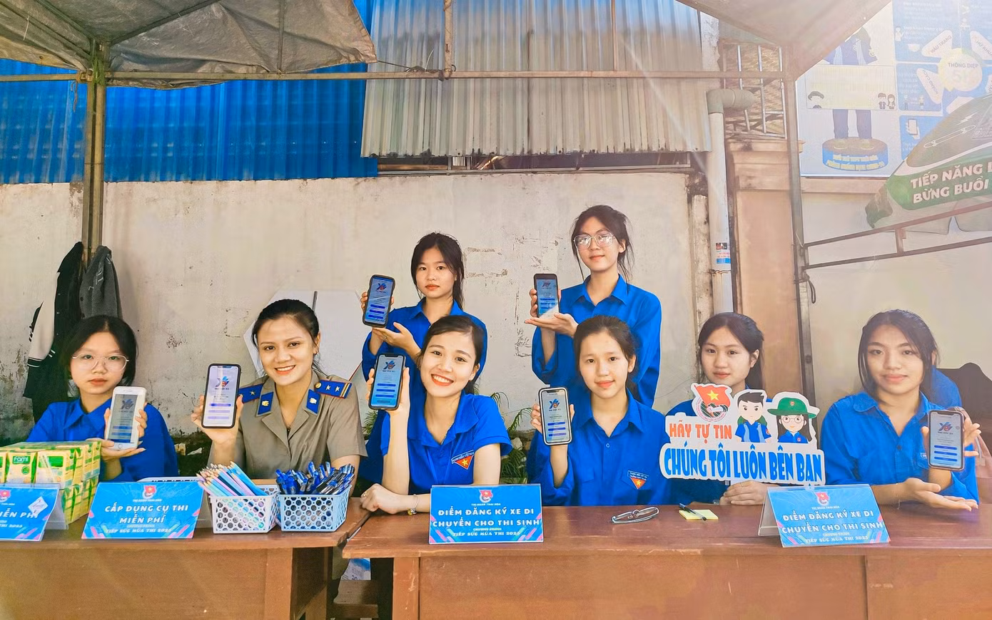 Ngoài thực hiện các công việc hỗ trợ thí sinh, phụ huynh, tiếp sức mùa thi, tranh thủ thời gian thí sinh làm bài, bên ngoài các đoàn viên thanh niên còn tích cực tham gia cuộc thi trực tuyến tìm hiểu Nghị quyết Đại hội Đoàn toàn quốc lần thứ XII.