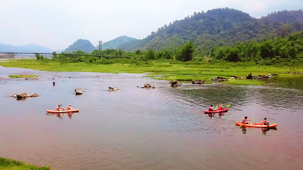 Bơi thuyền trên sông Giăng cũng là một trải nghiệm lí thú của những người yêu sông nước.