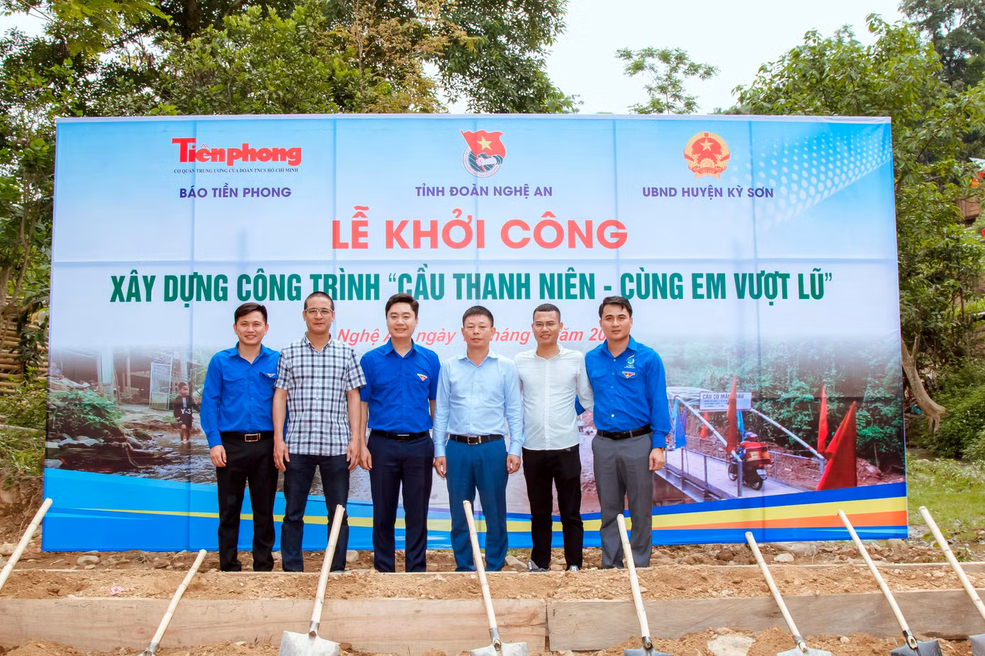 BTC và đại biểu thực hiện nghi lễ khởi công.