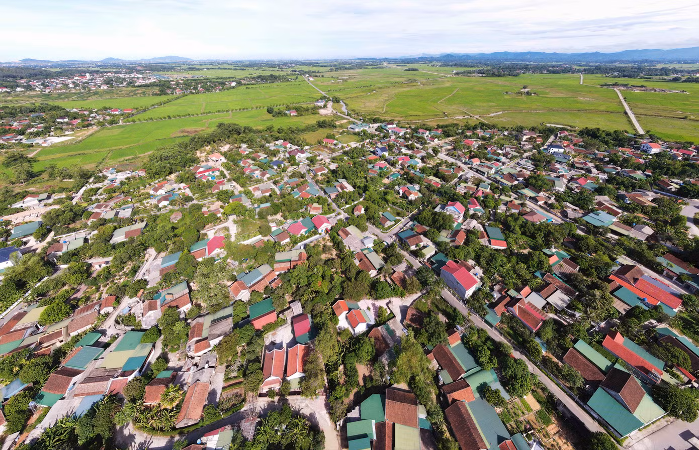Làng Trường Lưu (trước thuộc xã Lai Thạch, huyện La Sơn, phủ Đức Quang, nay là xã Kim Song Trường, huyện Can Lộc, tỉnh Hà Tĩnh). Ngôi làng cổ có tuổi đời hơn 600 năm này được biết đến với dòng họ Nguyễn Huy nổi tiếng cả nước với những tên tuổi đỗ đại khoa và đều có sự nghiệp thơ văn nổi tiếng.