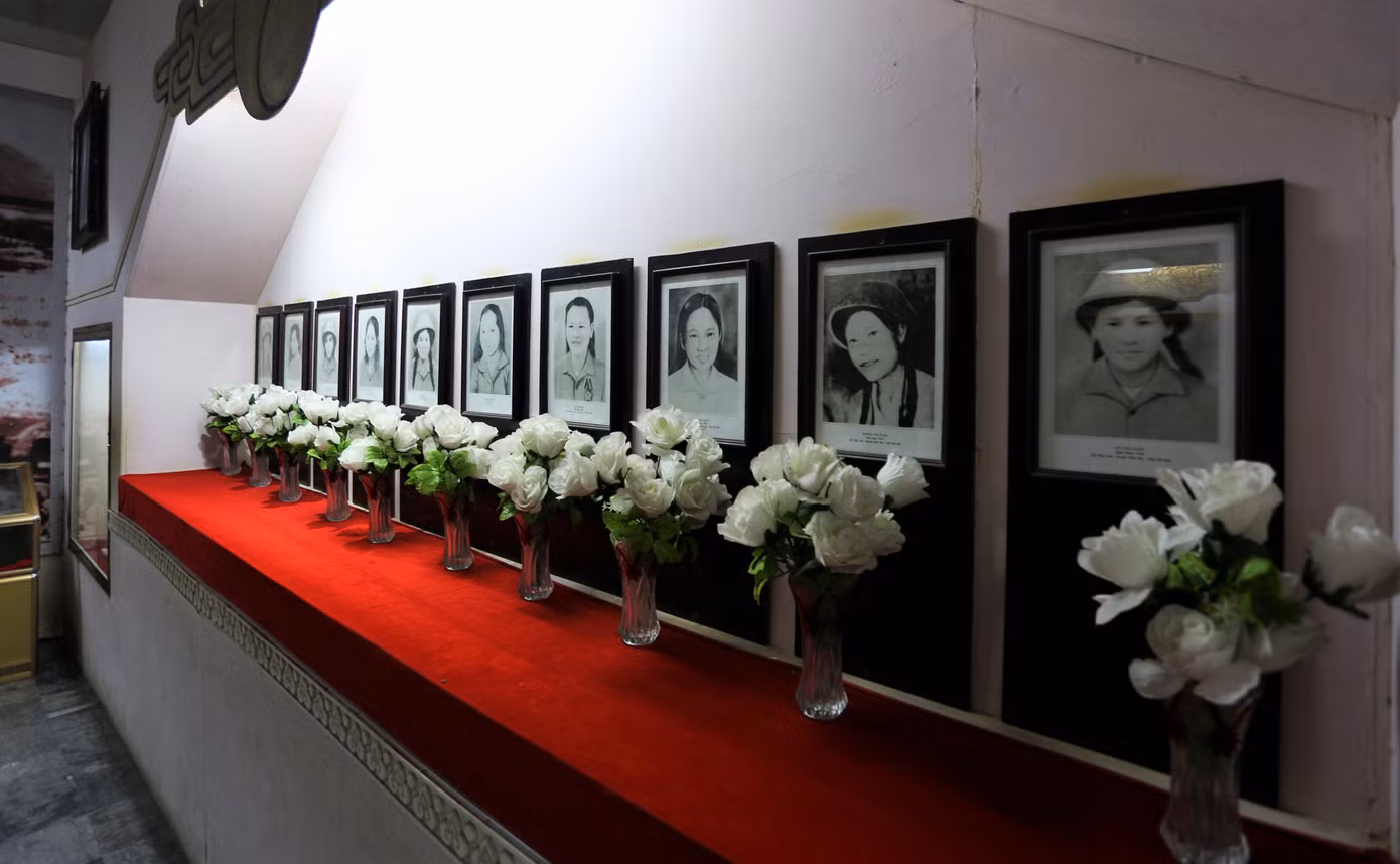 55 năm trôi qua, nơi 10 cô gái thanh niên xung phong ngã xuống đã trở thành "địa chỉ đỏ". Nhiều người cảm động rơi nước mắt khi được nghe kể lại câu chuyện gắn liền với cuộc đời của 10 nữ thanh niên xung phong phá lấp hố bom, phá bom, mở đường giữ huyết mạch tiền tuyến.
