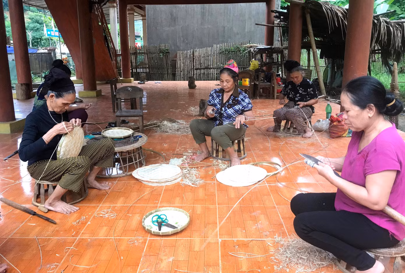 Bản Diềm, xã Châu Khê, huyện Con Cuông (Nghệ An) có 153 hộ dân, chủ yếu là dân tộc Thái và tộc người Đan Lai sống nương tựa vào nhau giữa đại ngàn Vườn Quốc gia Pù Mát. Nằm giữa vùng lõi thuộc Vườn Quốc gia Pù Mát, nguồn nguyên liệu đan lát từ rừng rất sẵn có, trong đó chủ yếu là cây mây, cây tre.