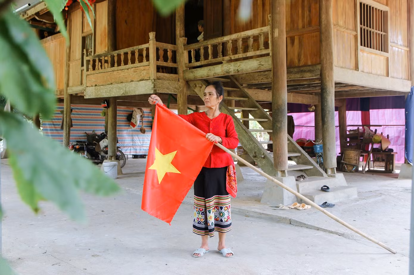 Cũng như nhiều người dân ở các làng bản trên địa bàn huyện Tương Dương, gia đình bà Lô Thị Lan (ở bản Chắn, thị trấn Thạch Giám) cũng chủ động treo cờ Tổ quốc mừng ngày Tết Độc lập. “Ngày nay, được sống trong hòa bình và độc lập chính là nhờ cha ông trước đây đã anh dũng hy sinh để bảo vệ Tổ quốc. Tôi thấy treo cờ Tổ quốc vào dịp Quốc khánh là một cách thể hiện tình cảm, sự biết ơn và sự trân trọng công lao trời biển đó”, bà Lan chia sẻ.