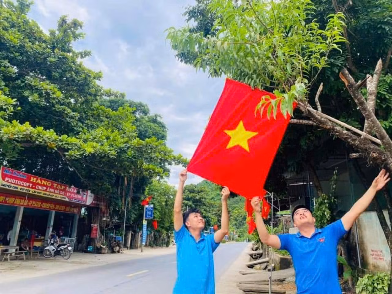 Nhiều đoàn viên, thanh niên vùng cao Nghệ An treo cờ Đảng, cờ Tổ quốc dọc các tuyến đường