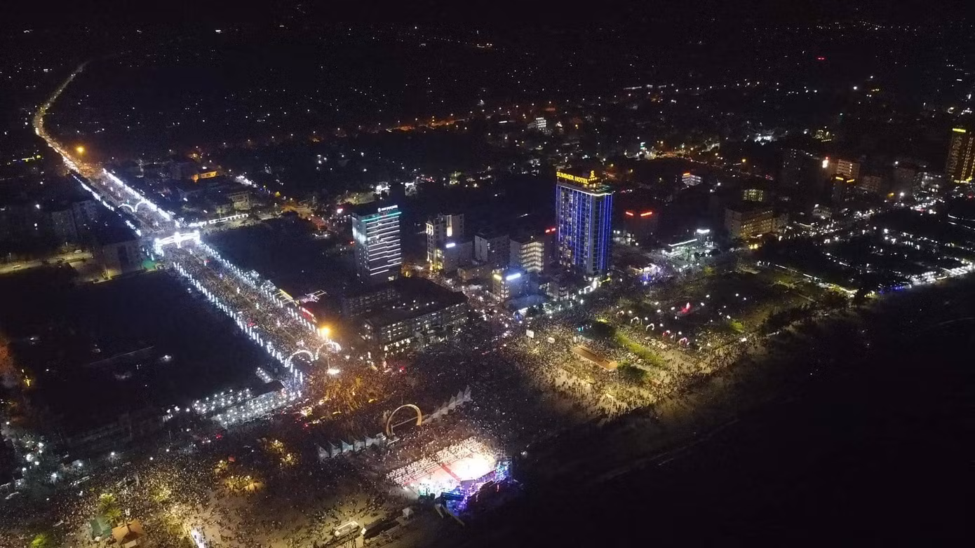 Quảng trường Bình Minh lung linh huyền ảo về đêm.