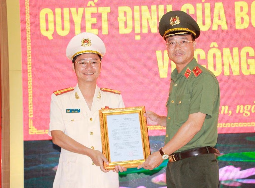 Thừa ủy quyền của Bộ trưởng Bộ Công an, Thiếu tướng Phạm Thế Tùng trao quyết định bổ nhiệm chức vụ Phó Giám đốc Công an tỉnh đối với Thượng tá Trần Ngọc Tuấn.