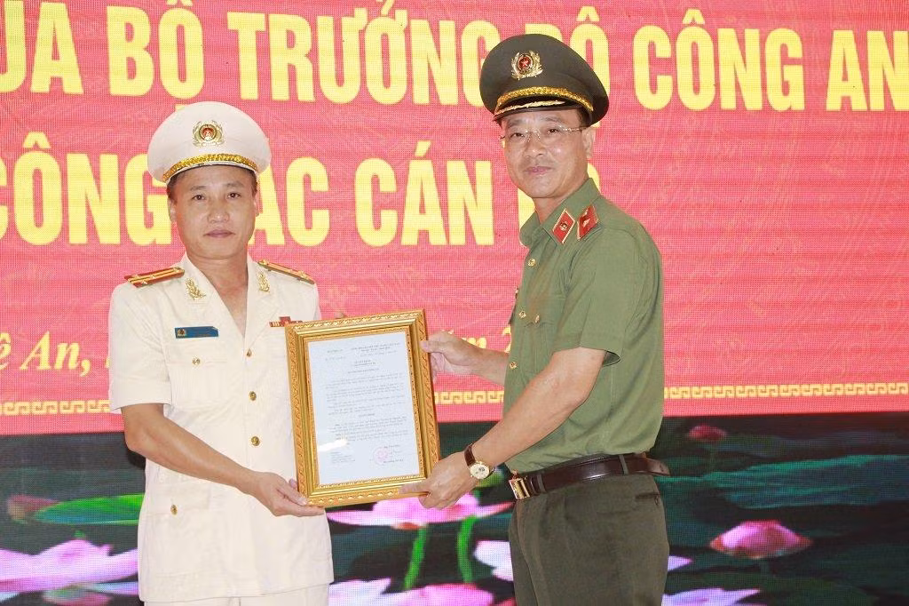 Thừa ủy quyền của Bộ trưởng Bộ Công an, Thiếu tướng Phạm Thế Tùng trao quyết định bổ nhiệm chức vụ Phó Giám đốc Công an tỉnh đối với Thượng tá Nguyễn Duy Thanh.