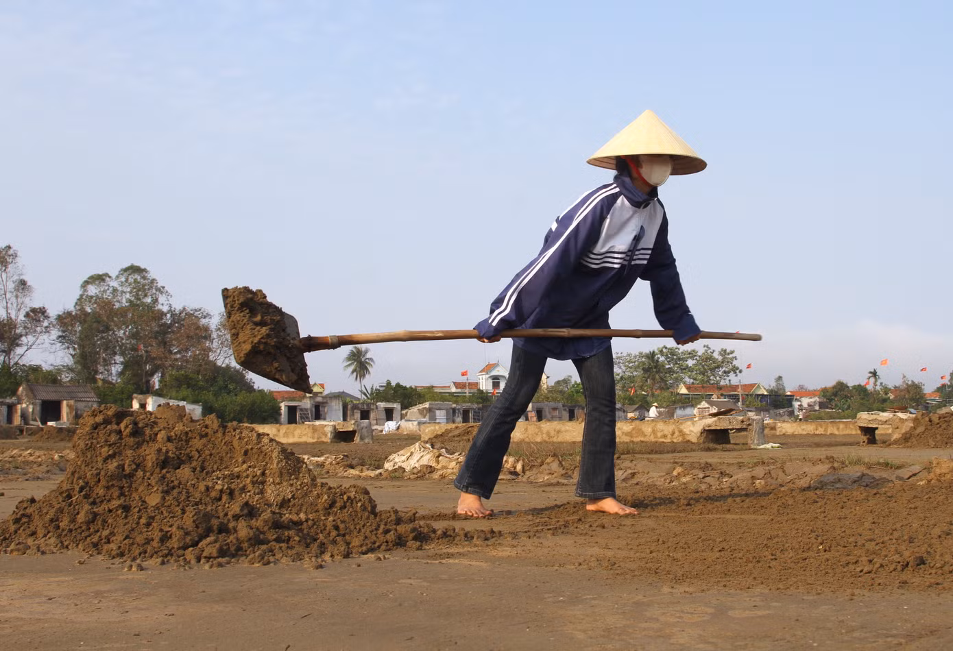 Nghề làm muối thu nhập thấp lại phải làm việc với cường độ cao và nắng nóng khủng khiếp nên thanh niên các làng muối đều rời làng đi làm nghề khác. Trên cánh đồng muối đa phần chỉ là những người già và học sinh phụ bố mẹ.