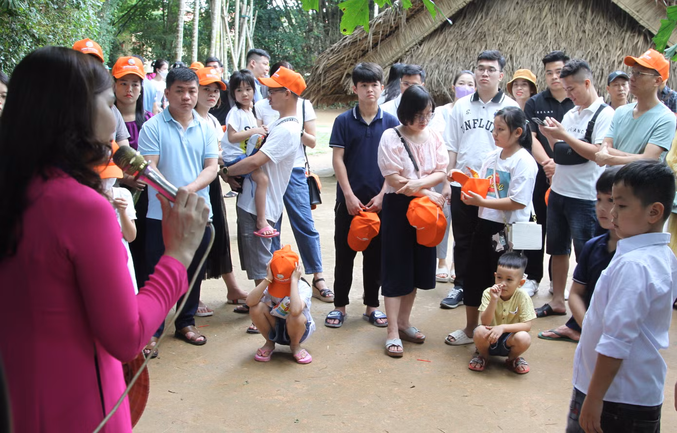 Về với quê Bác, du khách sẽ được lắng nghe các hướng dẫn viên kể lại những câu chuyện về Bác và gia đình Bác.