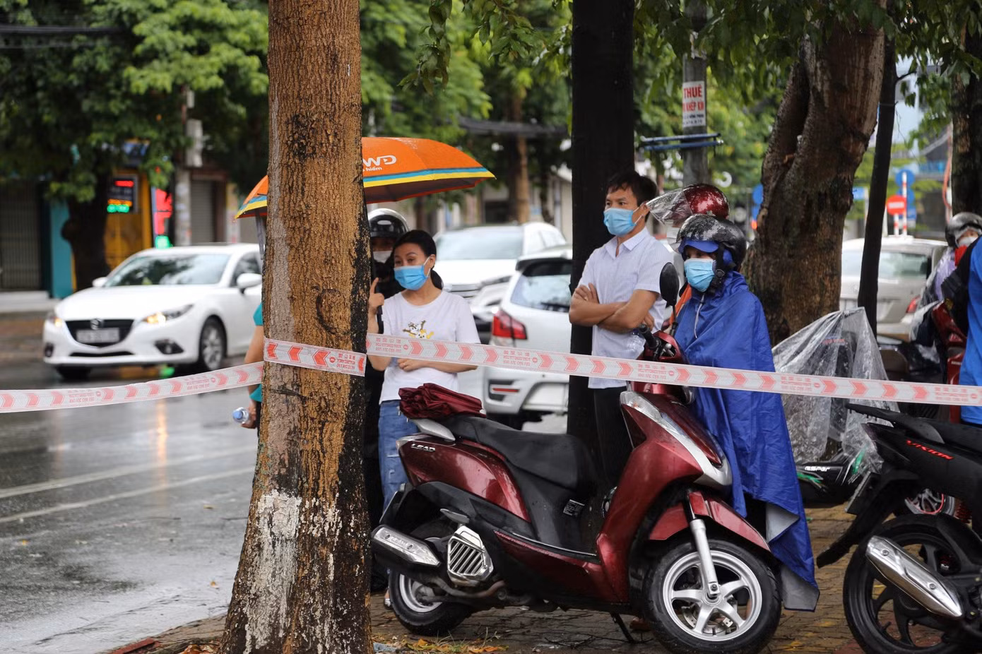 Anh Nguyễn Thành Nam - 50 tuổi, trú tại phường Hưng Phúc, TP Vinh (Nghệ An) cho hay: "Tôi thực sự lo lắng, tuy còn một số việc ở nhà nhưng tôi không thể về vì phải chờ con, xem cháu có làm được bài không. Môn Ngữ Văn không phải khối cháu theo học nên tôi mong con có thêm đạt được 6 điểm".