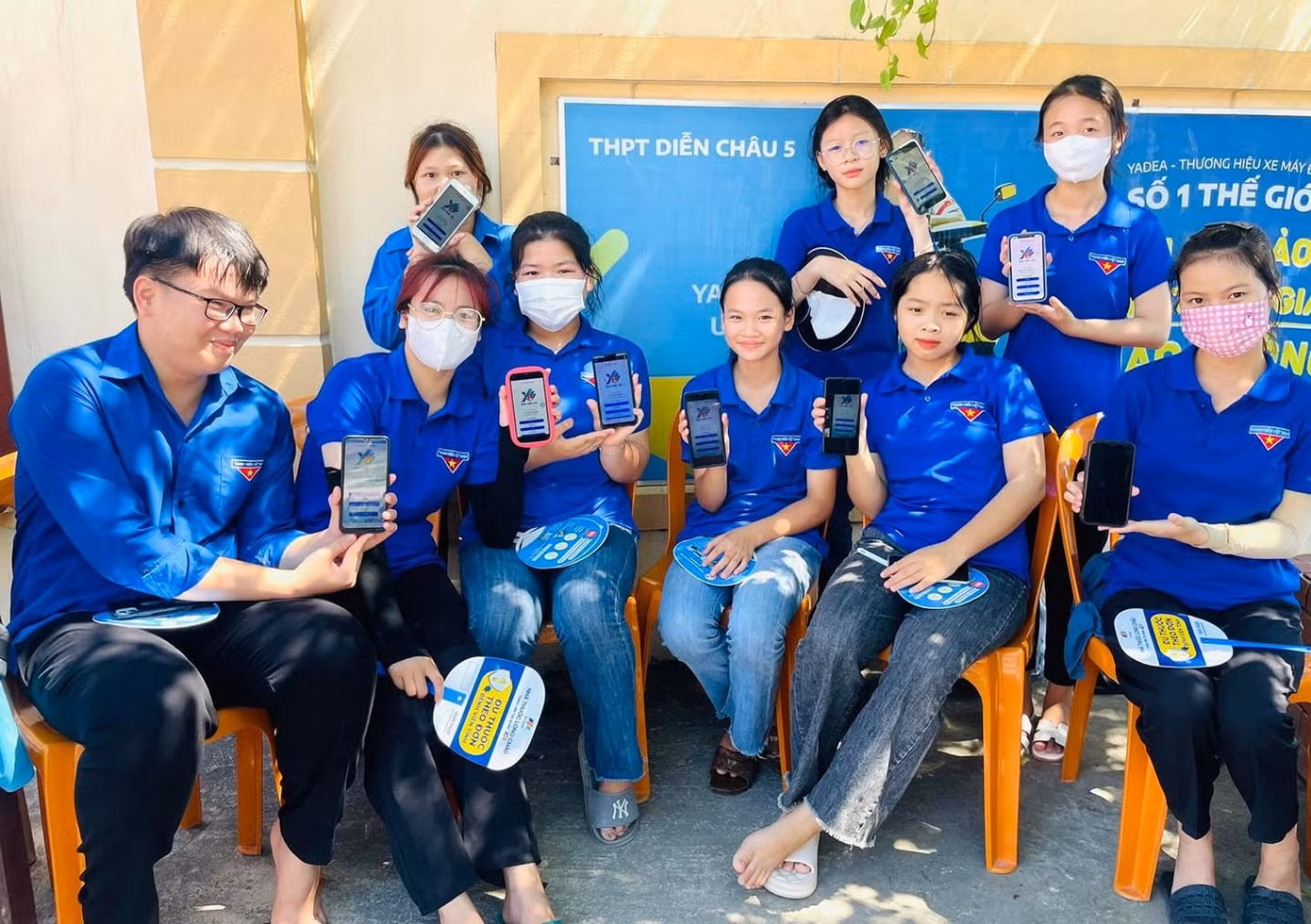 Đoàn viên thanh niên tiếp sức mùa thi ở trường THPT Diễn Châu 5 (Diễn Châu, Nghệ An) cùng tham gia thi trực tuyến.