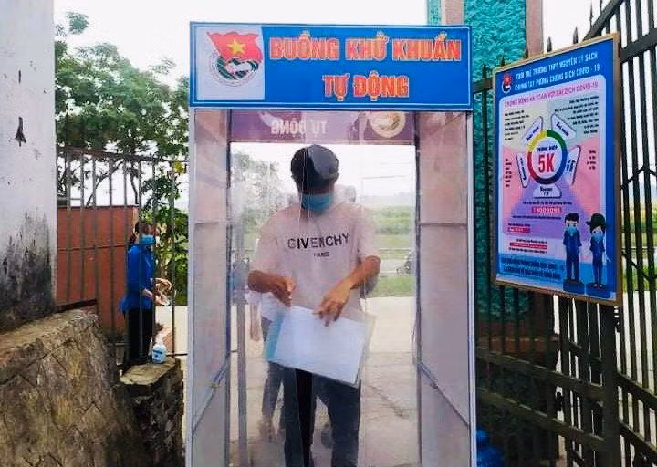 Ý tượng sáng tạo và áp dụng thực tiễn của đoàn viên thanh niên Huyện đoàn Thanh Chương trong bối cảnh, kỳ thi tốt nghiệp THPT 2021 diễn ra khi dịch COVID-19 đang căng thẳng. Các thí sinh được khử khuẩn, đảm bảo an toàn "vượt vũ môn".