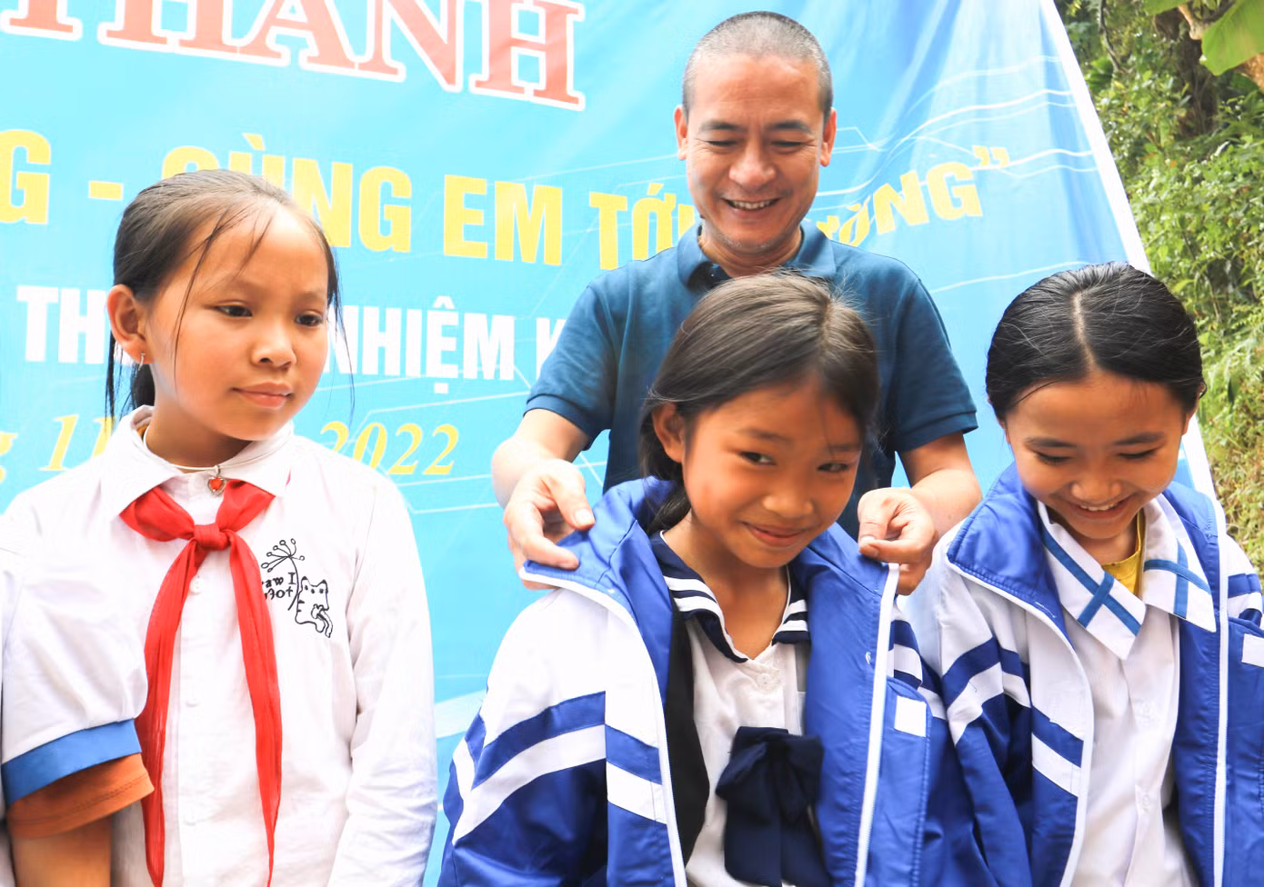 Những chiếc áo khoác sẽ giúp các em ấm hơn khi đông giá lạnh nơi miền biên viễn, để các em có sức khỏe học tập thật tốt. Trong ảnh: Nhà báo Trần Quang Long - Trưởng Đại diện báo Tiền Phong tại Nghệ An, Hà Tĩnh tặng áo khoác cho các em nhỏ.