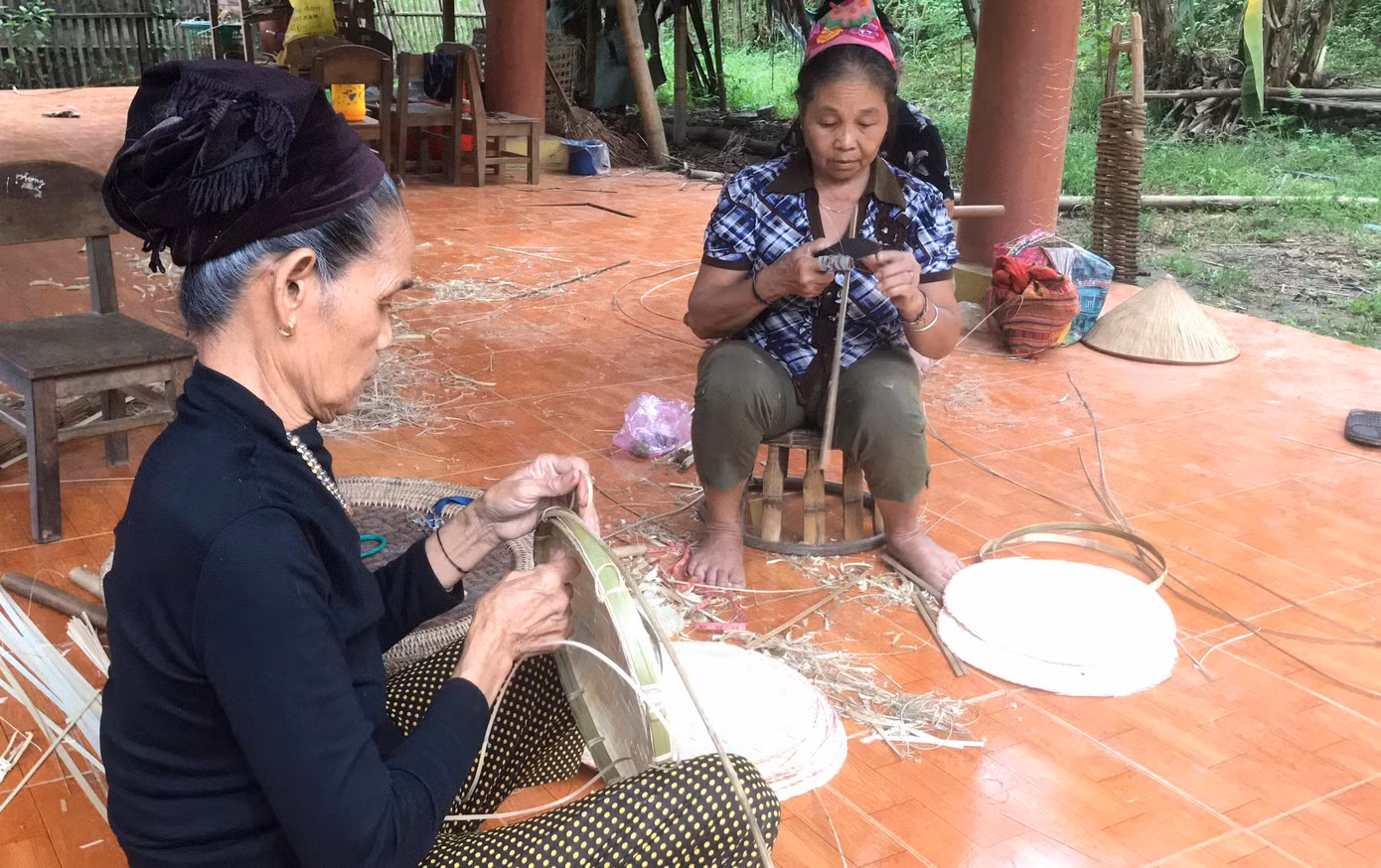 Đã ngoài tuổi 70, bà Vy Thị Nội (trú bản Diềm) vẫn miệt mài ngày ngày đan lát, tạo ra những sản phẩm thủ công đẹp mắt. Đôi bàn tay chi chít các vết trầy xước, bà nói công việc này hơi cầu kỳ, song thu nhập tốt. “Mỗi ngày tôi đan được 2 chiếc mẹt nhỏ, bán được 100.000 đồng, từng đó tiền cũng đủ trang trải cuộc sống hằng ngày”, bà Nội cho biết.