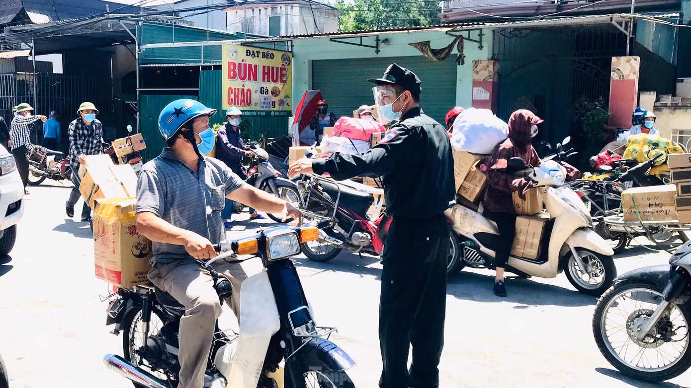 Trưa 21/6, ghi nhận của Phóng viên Tiền Phong tại các điểm chốt, thời điểm này, nắng nóng đặc biệt gay gắt, nhiệt độ dao động từ 38 - 41 độ C, có nơi đạt đỉnh đến 41 độ C. Nắng như đổ lửa, gió phơn Tây Nam thổi từng đợt bỏng rát, các chiến sỹ công an thành phố Vinh cùng y bác, sỹ, bộ đội, thanh niên tình nguyện, dân quân vẫn miệt mài làm nhiệm vụ.