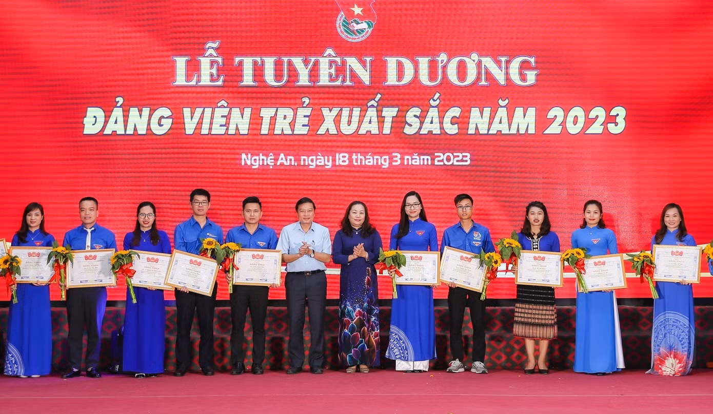 Lãnh đạo T.Ư Đoàn và tỉnh Nghệ An trao bằng khen tuyên dương Đảng viên trẻ xuất sắc năm 2023.