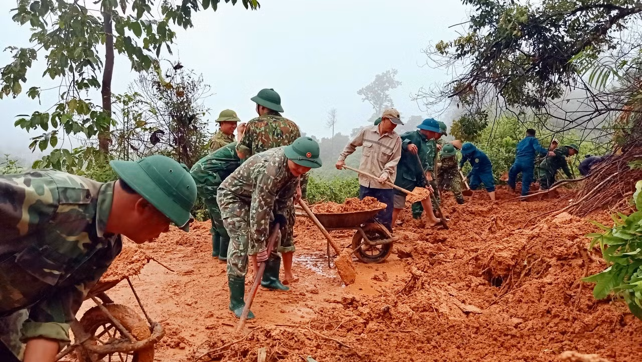 Hiện, các lực lượng chức năng cùng người dân vùng lũ đang khắc phục thiệt hại về nhà cửa, tài sản, vệ sinh môi trường, tiêu độc, khử trùng, xử lý đảm bảo nước sinh hoạt trong các vùng bị ngập úng; khôi phục sản xuất lúa, ngô, rau màu bị ngập; sửa chữa hạ tầng hư hỏng, khắc phục công trình nước sạch để phục vụ sinh hoạt.
