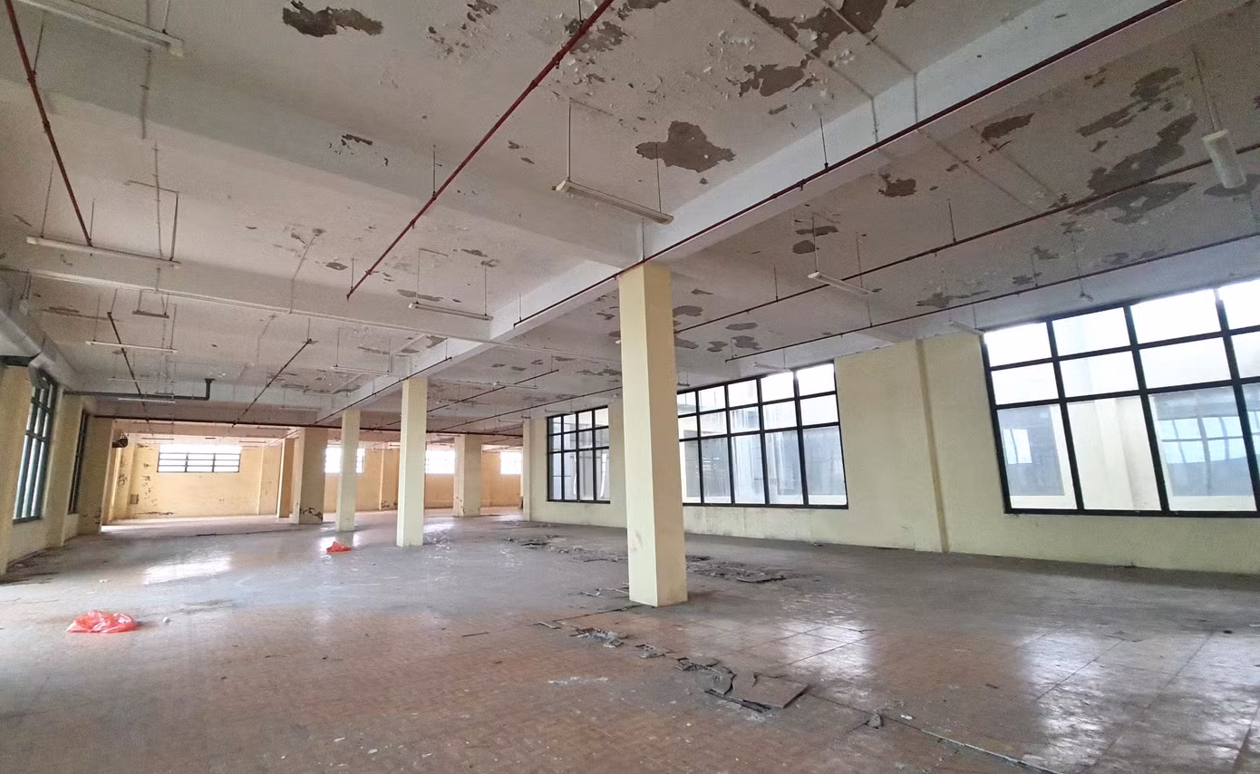 Tầng 3 rộng 1.200 m2 chia thành 2 khu vực: Văn phòng làm việc của ban quản lý chợ, các văn phòng đại diện; các hoạt động kinh doanh của siêu thị và dịch vụ ăn uống, giải khát. Tuy nhiên, từ khi chợ đi vào hoạt động đến nay, tầng 3 không phát huy tác dụng.
