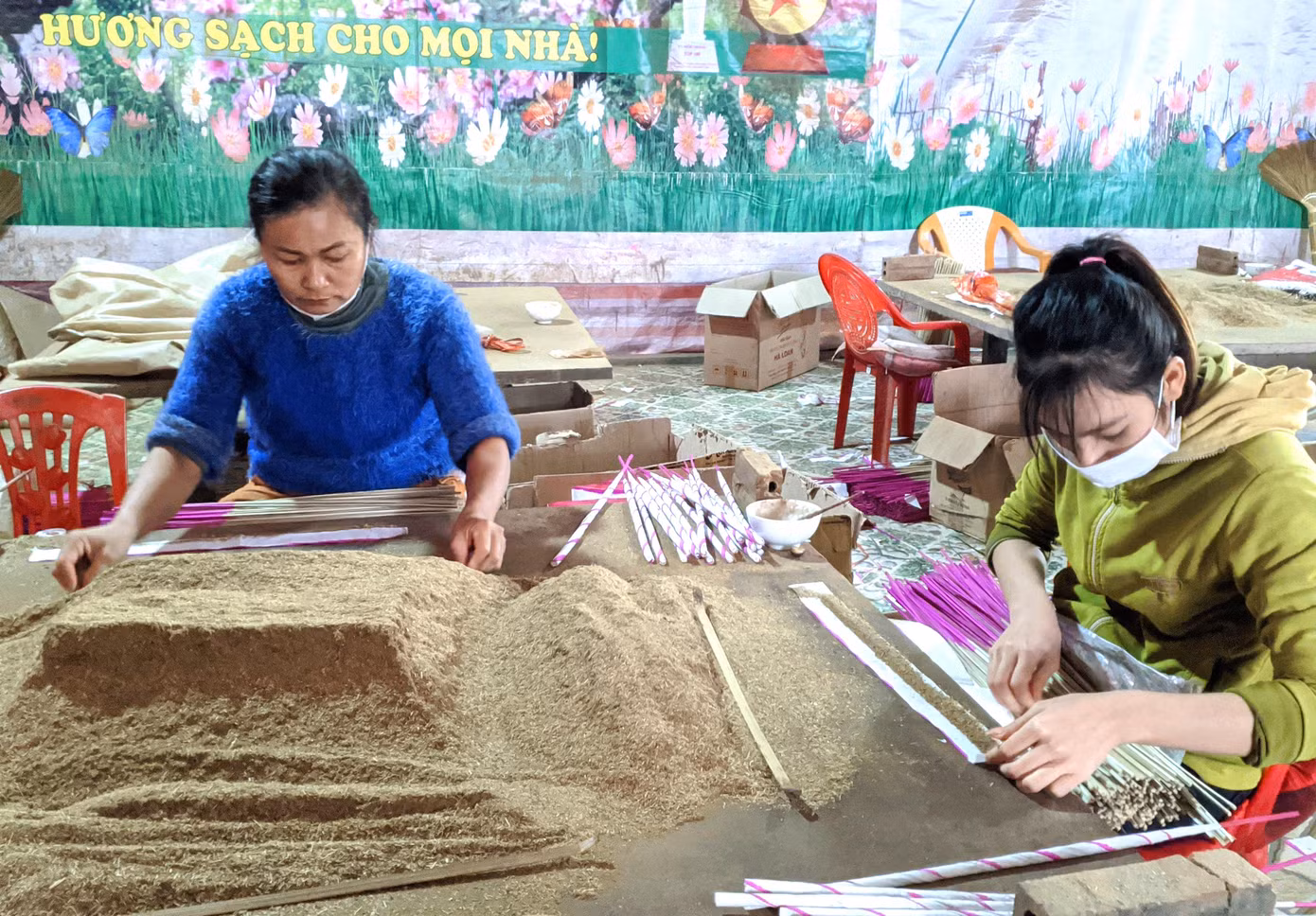 Nghề làm hương trầm ở thị trấn Tân Lạc đã phát triển được gần 40 năm.