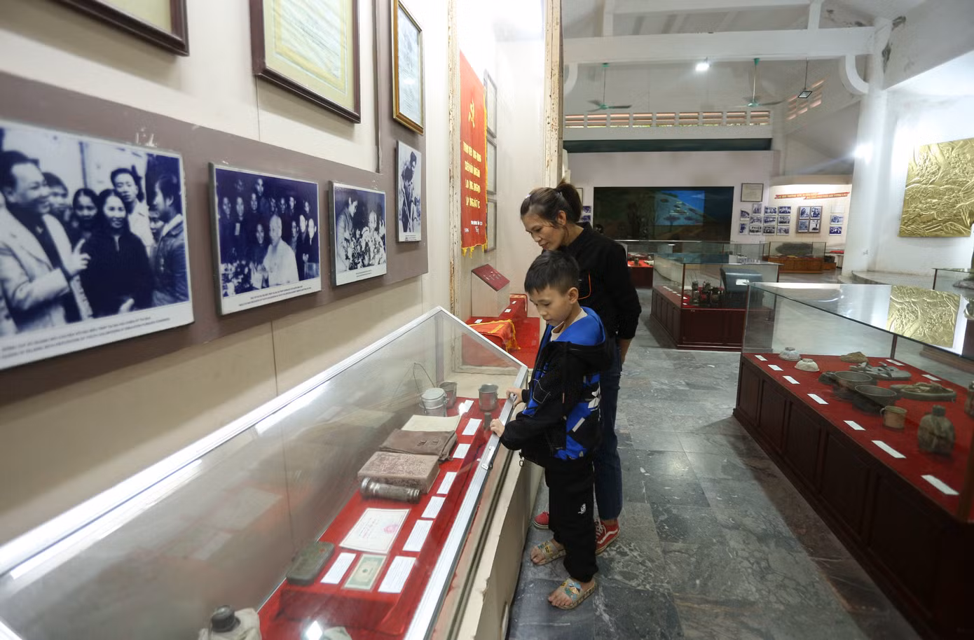 Cứ cuối tuần, bé Nguyễn Xuân Huy (9 tuổi, trú xã Mỹ Lộc, huyện Can Lộc) lại được mẹ dẫn đến Khu di tích Ngã ba Đồng Lộc để thăm quan, trải nghiệm và tìm hiểu lịch sử của cha ông ngày trước thông qua hiện vật và thông tin tại nhà truyền thống. "Ngoài bài giảng trên lớp, em học và biết được nhiều điều hơn về lịch sử dân tộc khi đến đây, được nghe các cô, chú hướng dẫn viên kể", Huy chia sẻ.