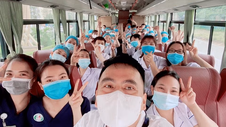 Sau một tuần hỗ trợ Hà Tĩnh, họ trở về quê nhà và xuyên đêm làm nhiệm vụ.