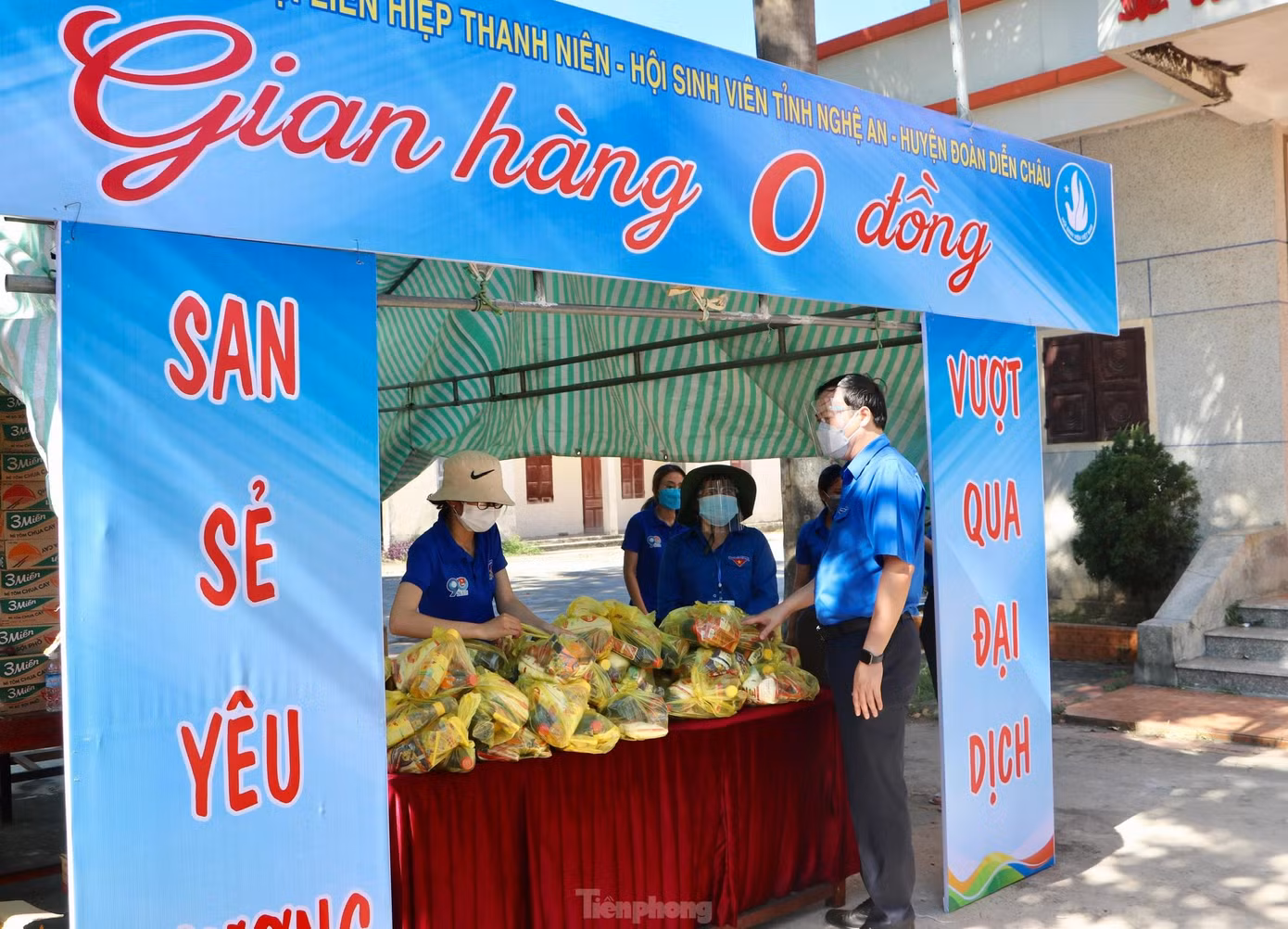Chiều cùng ngày, Phó Bí thư Tỉnh đoàn, Chủ tịch Hội LHTN tỉnh Nghệ An Chu Đức Thái kiểm tra gian hàng 0 đồng tại điểm phường Hưng Dũng, TP Vinh.