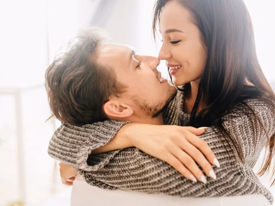 Nhìn vào mắt bạn, chàng cảm thấy tự tin và hưng phấn hơn.