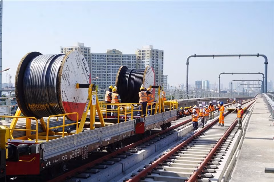 Công nhân các nhà thầu lắp đặt hệ thống điện cung cấp cho tuyến metro số 1