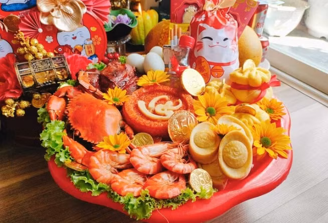 Mâm cúng ngày vía Thần tài là đồ mặn và không thể thiếu hoa tươi.
