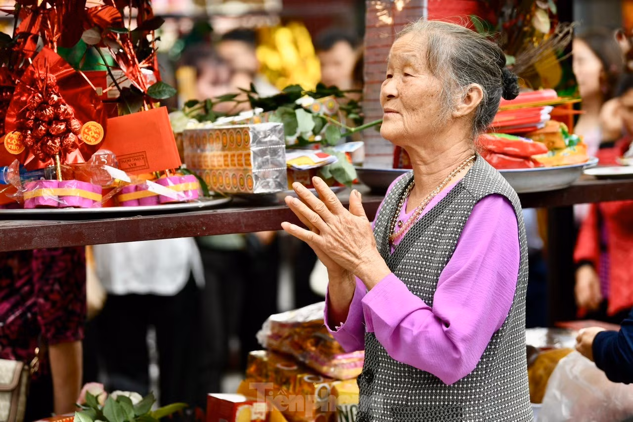 Mâm lễ chay dâng Phật và mâm lễ mặn cúng gia tiên thường để tách biệt ở hai vị trí khác nhau, không nên để chung một nơi. Ảnh: Trọng Tài.